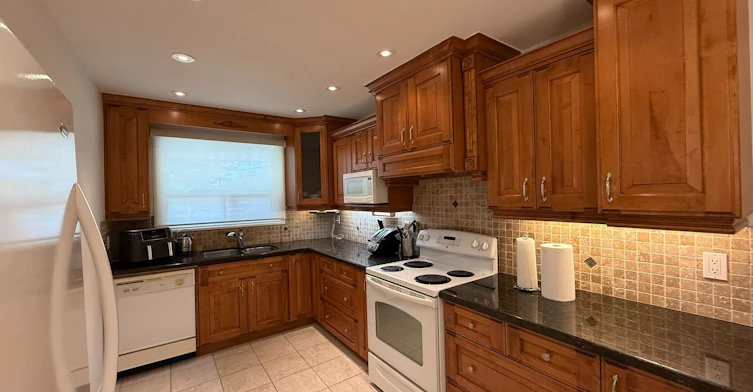 1213 Shamir Crescent, Mississauga, ON, L5C 1L2 - 4