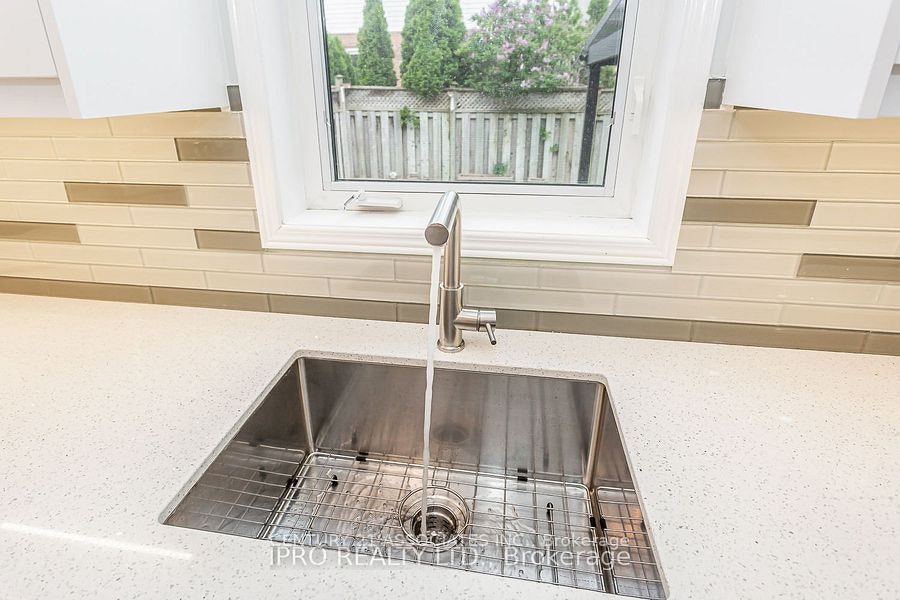 2410 Emerson Drive, Burlington, ON, L7L 7M3 - 11