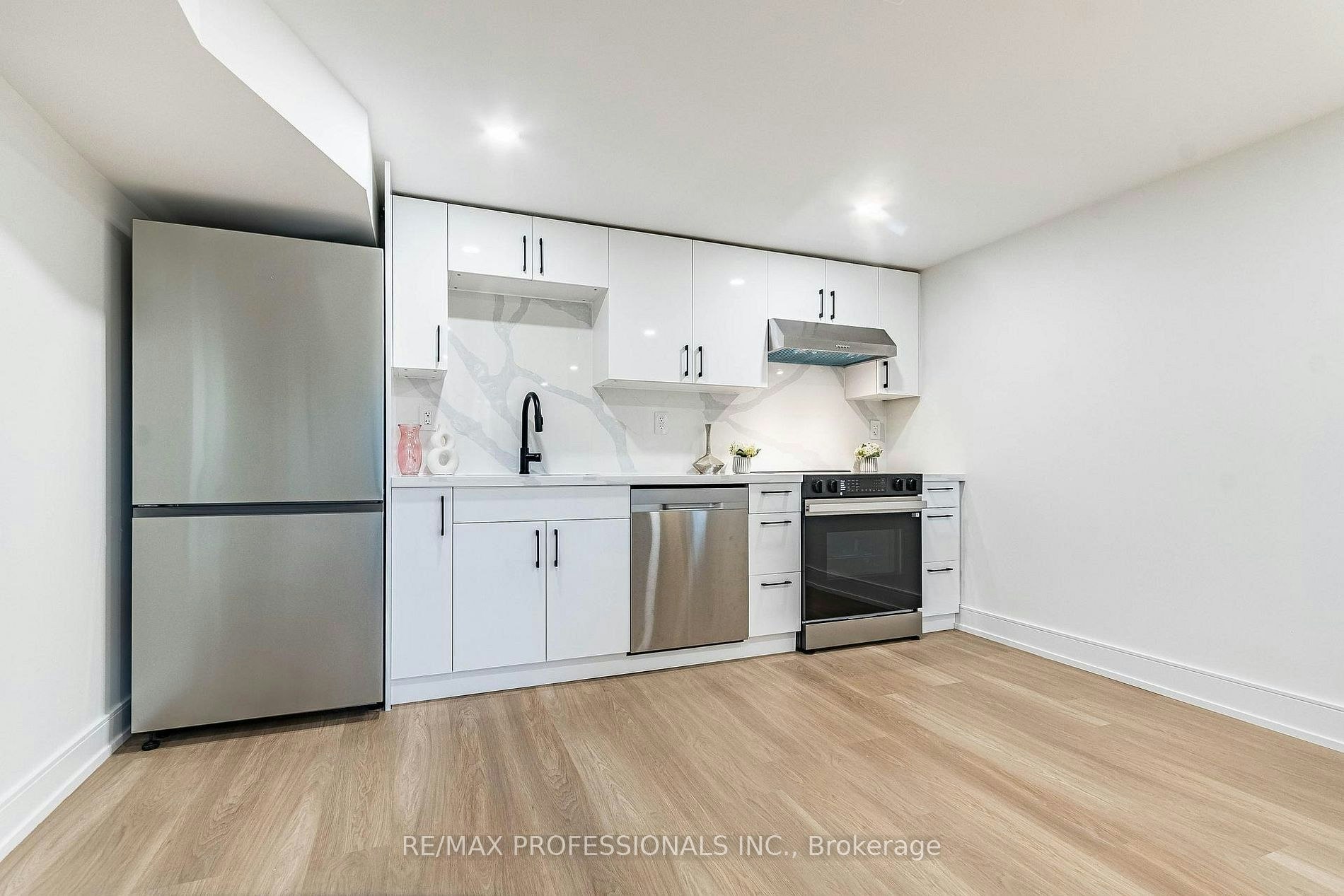 Lower-48 Lloyd Manor Road, Toronto, ON, M9B 5H7 - 7
