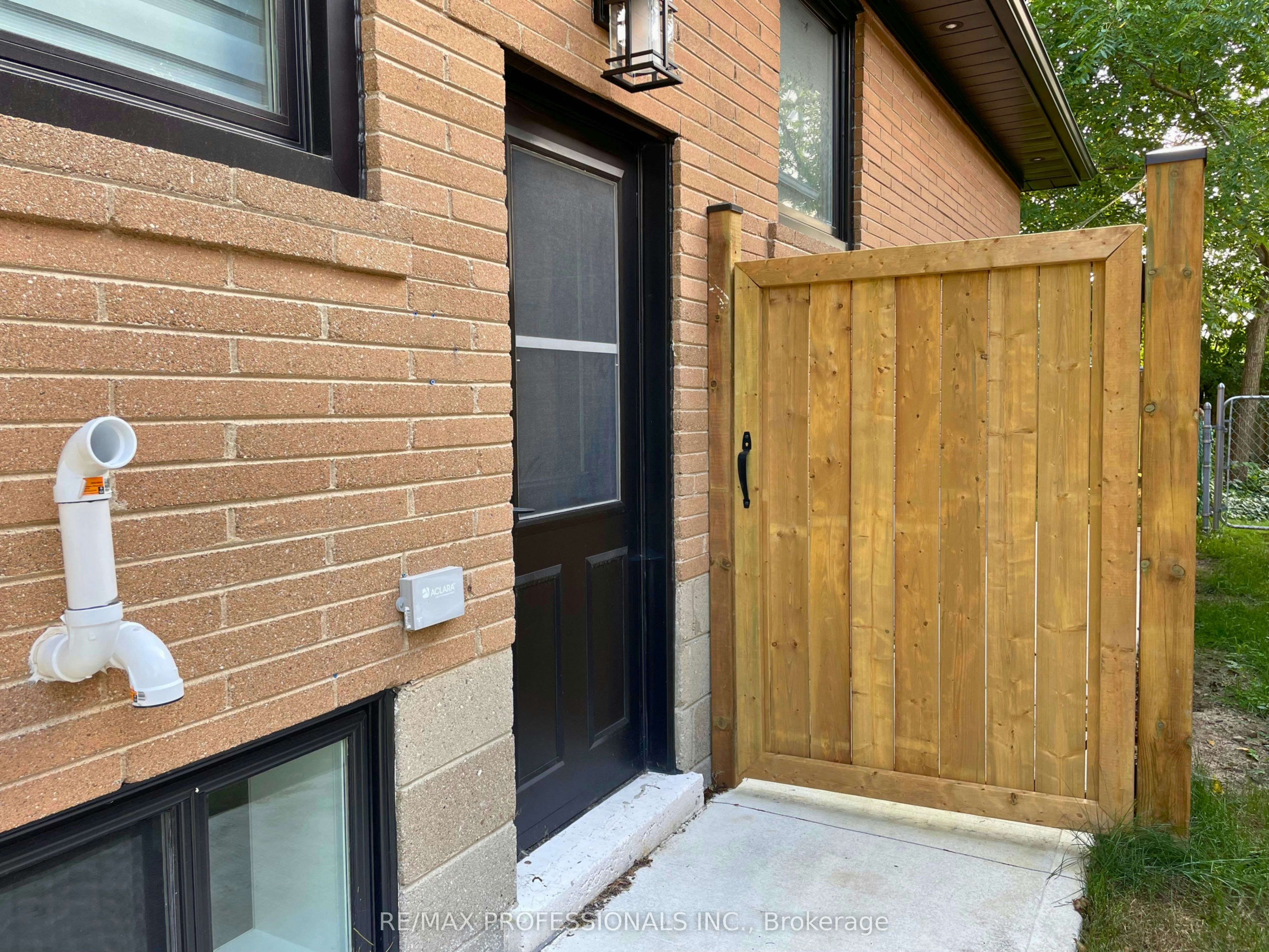 Lower-48 Lloyd Manor Road, Toronto, ON, M9B 5H7 - 2