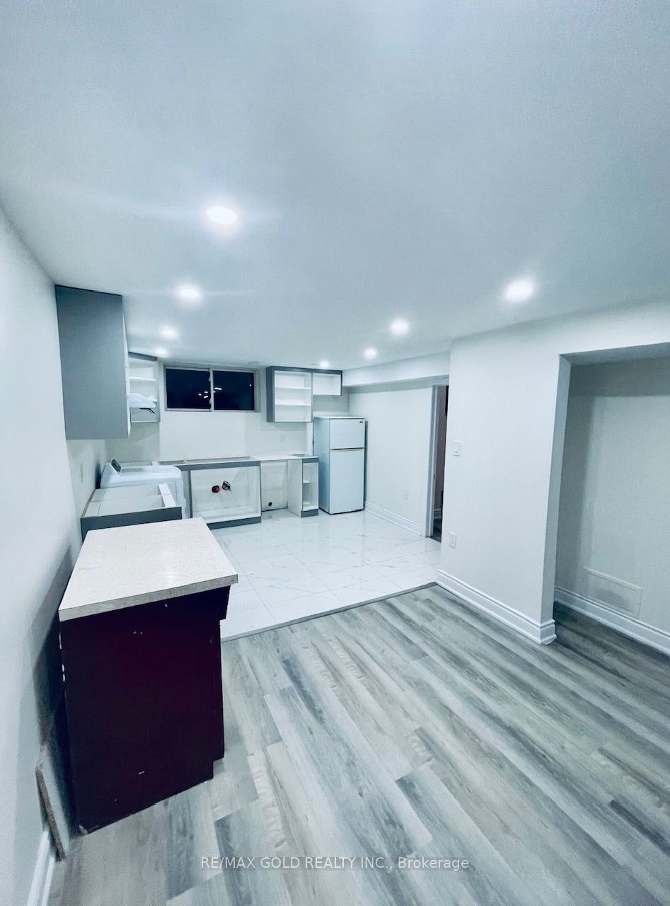 30 Moynes Avenue, Toronto, ON, M8Y 3B8 - 11