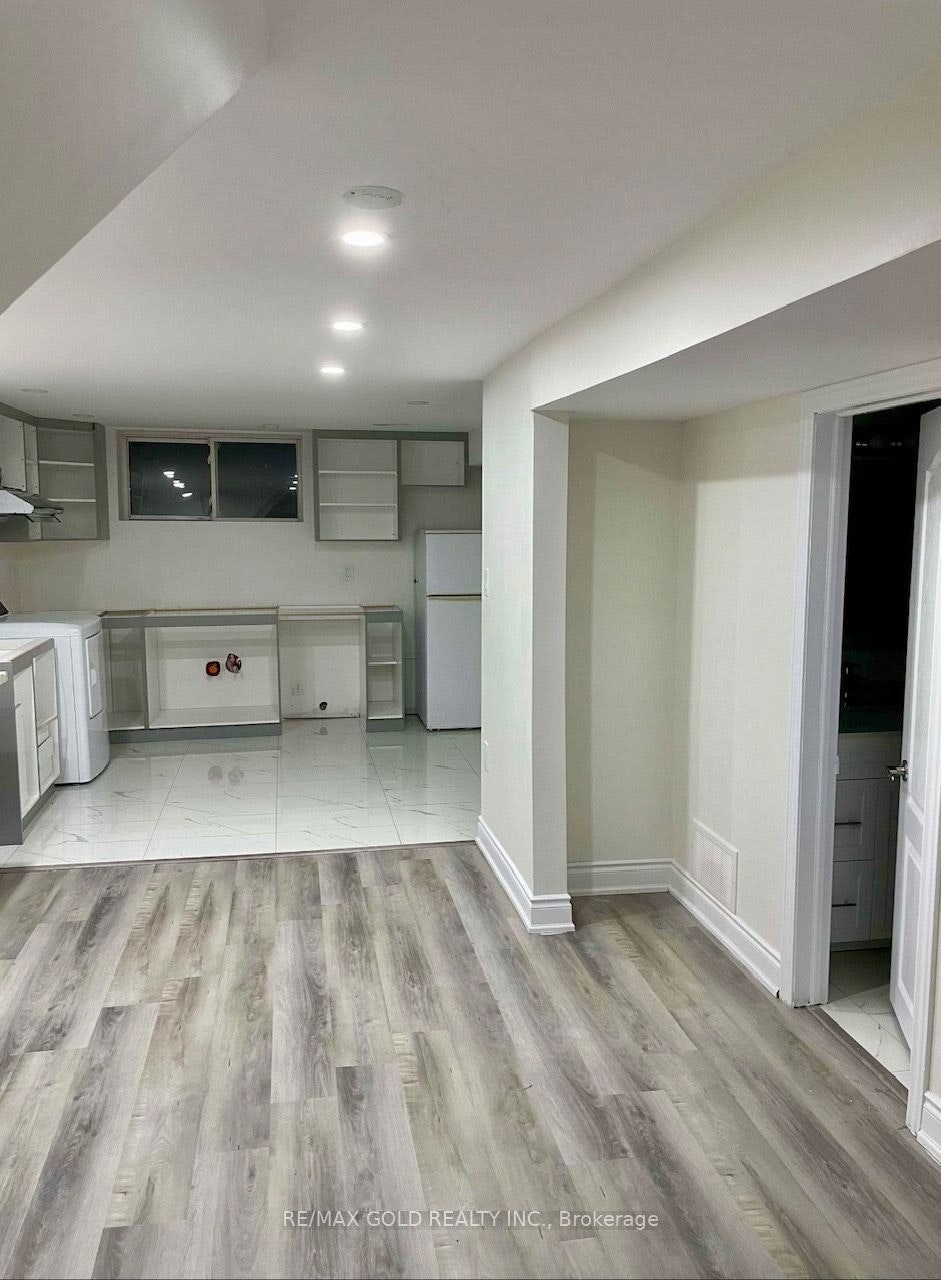 30 Moynes Avenue, Toronto, ON, M8Y 3B8 - 4