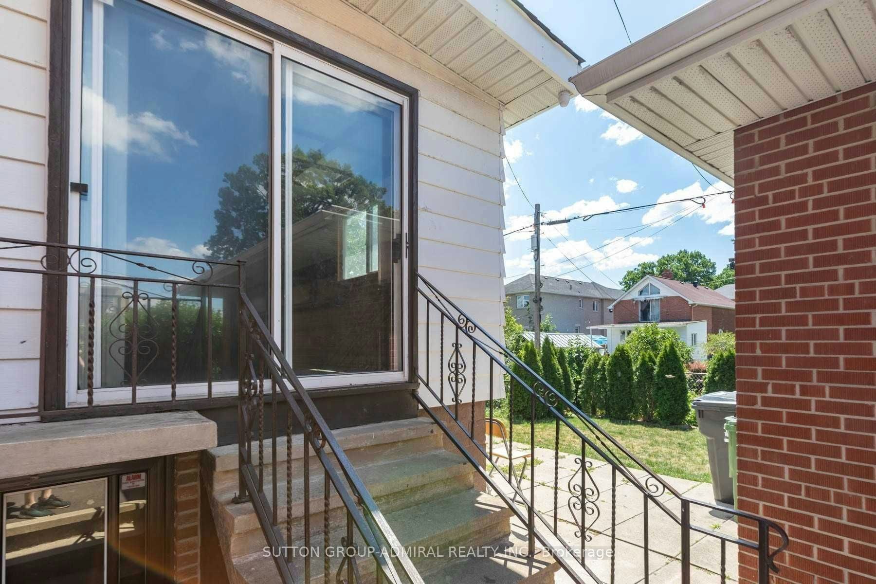 17 Pamille Place, Toronto, ON, M6M 3A9 - 23