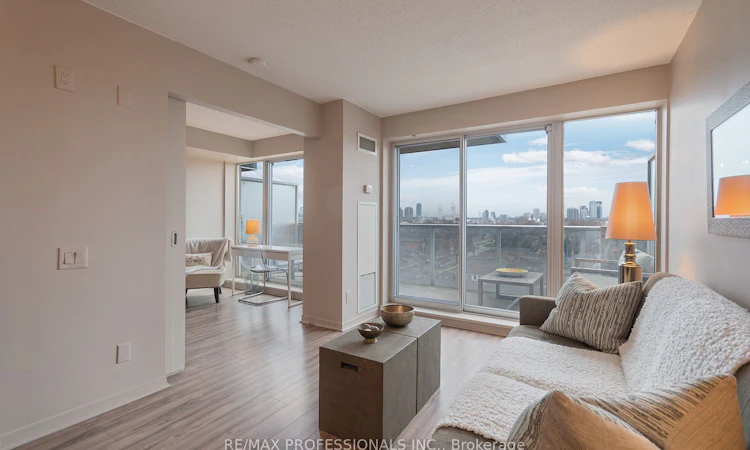 704-1040 The Queensway N/A