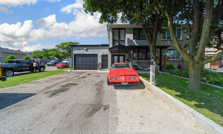 22 Neames Crescent