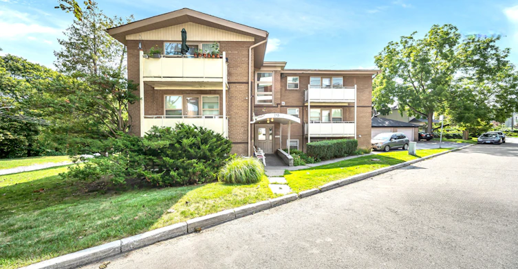 4-135 Kingsway Crescent, Toronto, ON, M8X 2S3 - 4