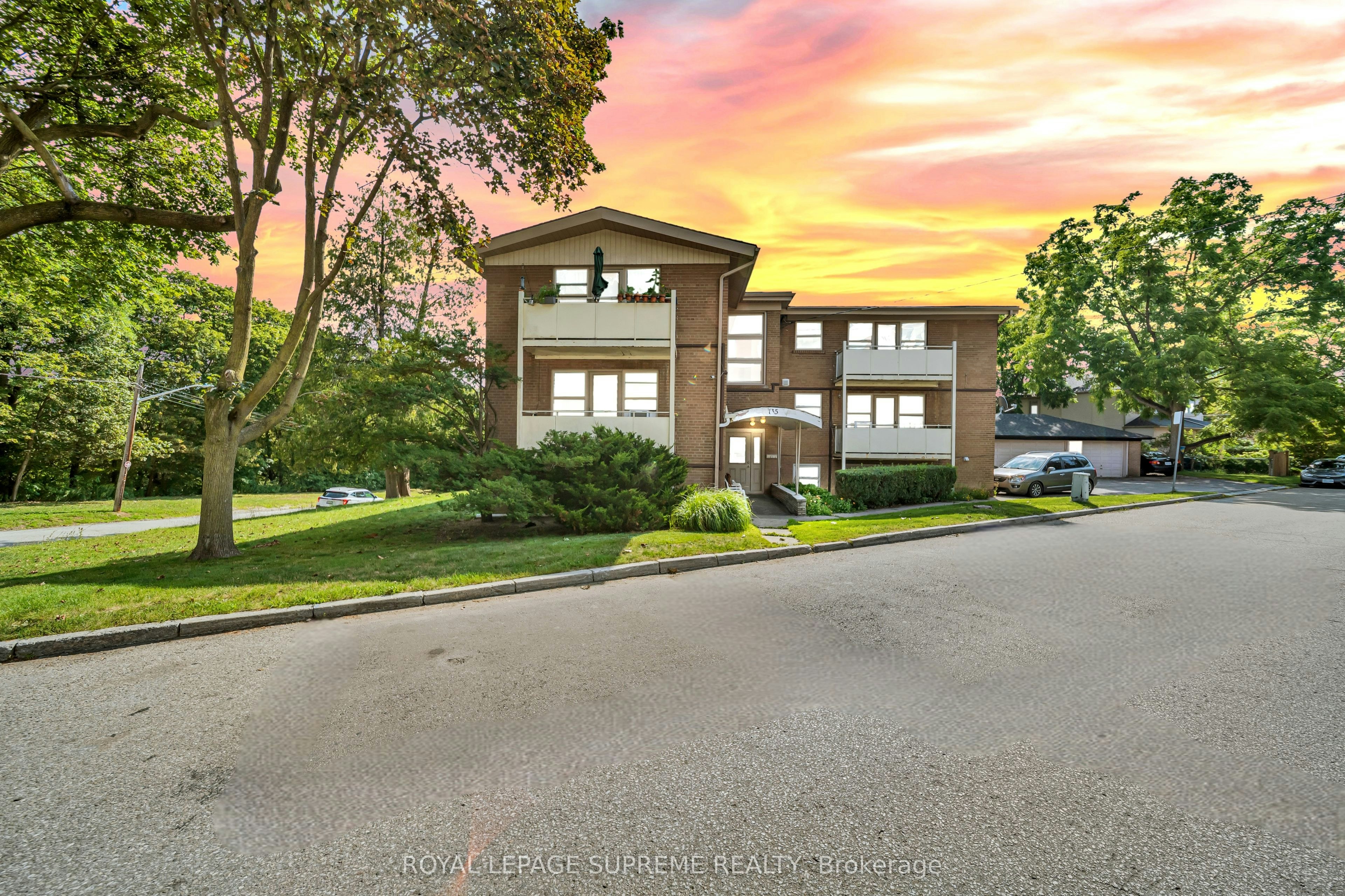 4-135 Kingsway Crescent, Toronto, ON, M8X 2S3