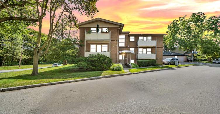 4-135 Kingsway Crescent, Toronto, ON, M8X 2S3