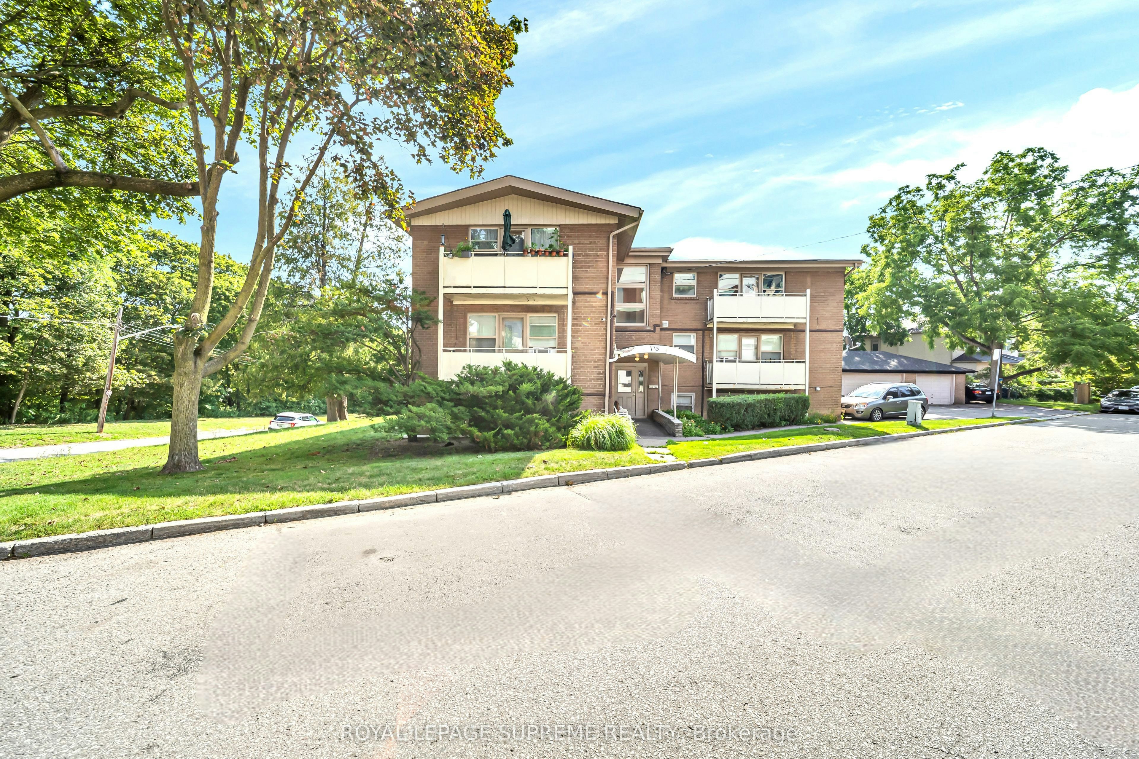 4-135 Kingsway Crescent, Toronto, ON, M8X 2S3 - 3