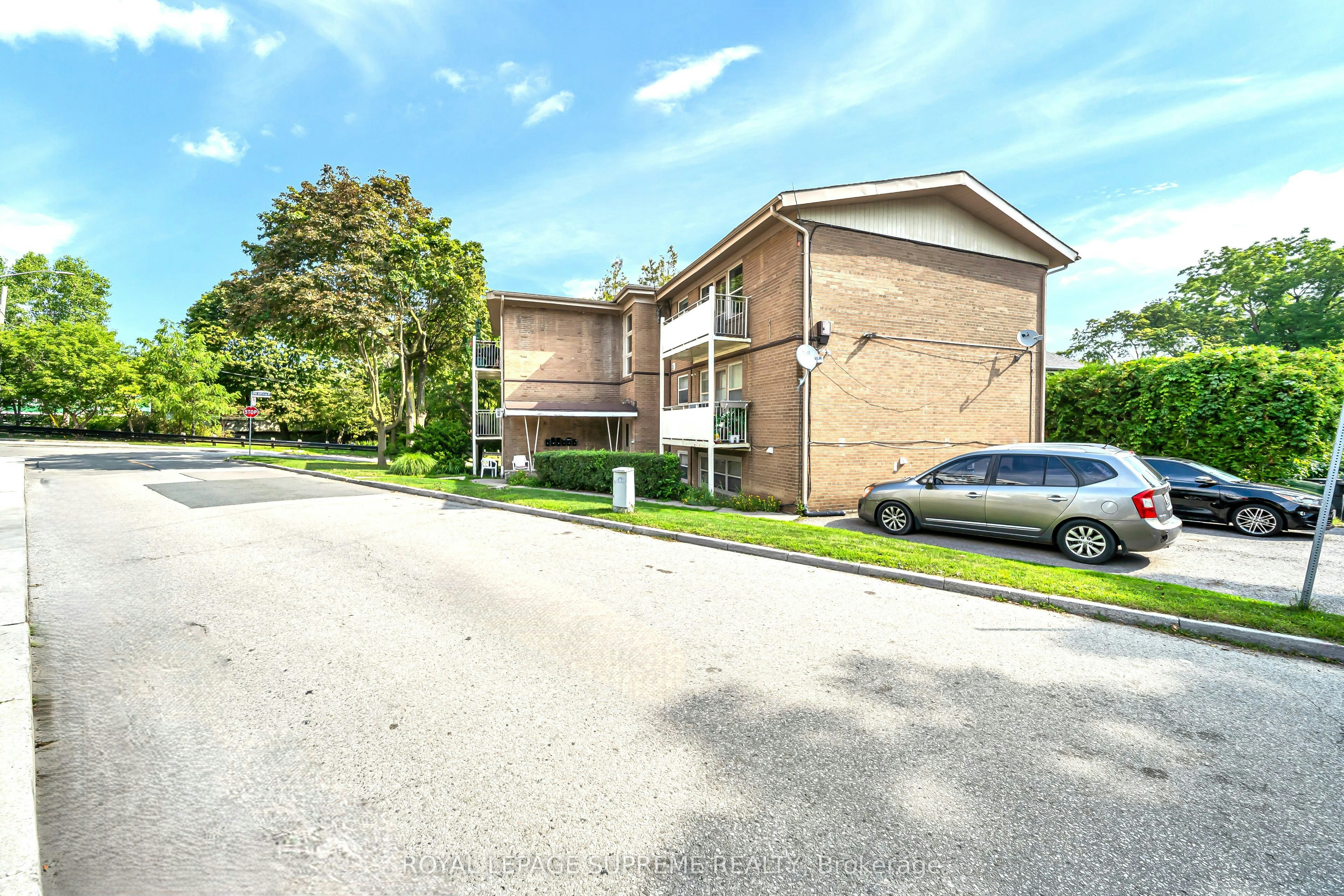 4-135 Kingsway Crescent, Toronto, ON, M8X 2S3 - 2