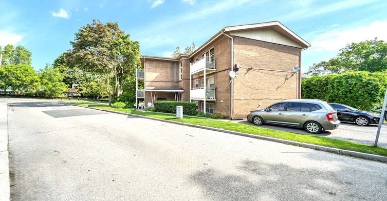 4-135 Kingsway Crescent, Toronto, ON, M8X 2S3 - 2