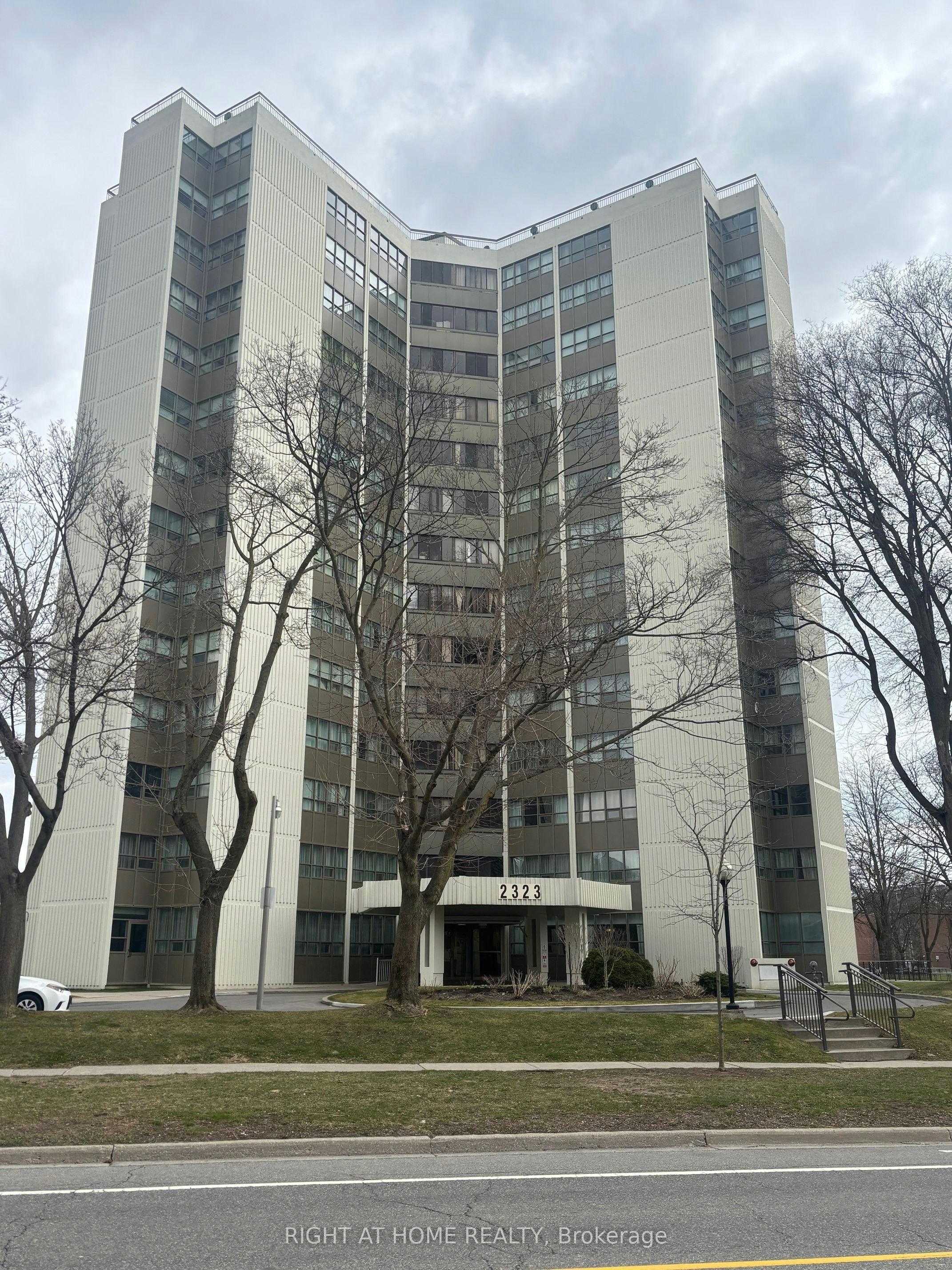 PH4-2323 Confederation Parkway N, Mississauga, ON, L5B 1R6