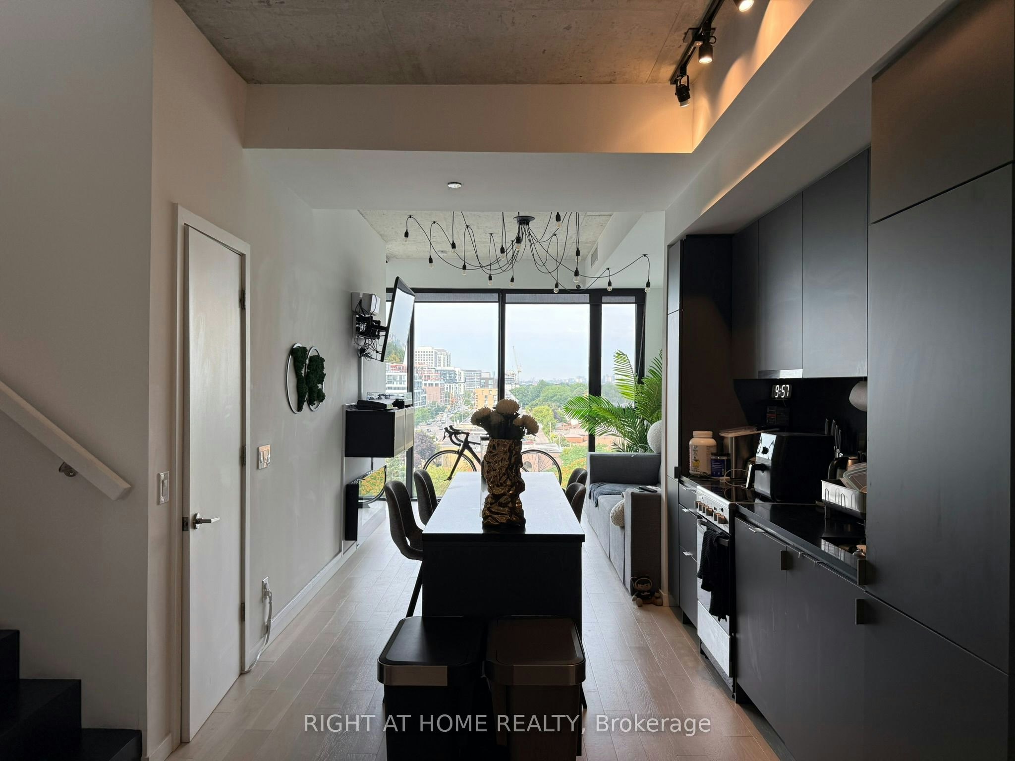 817-7 Smith Crescent, Toronto, ON, M8Z 0G3 - 9