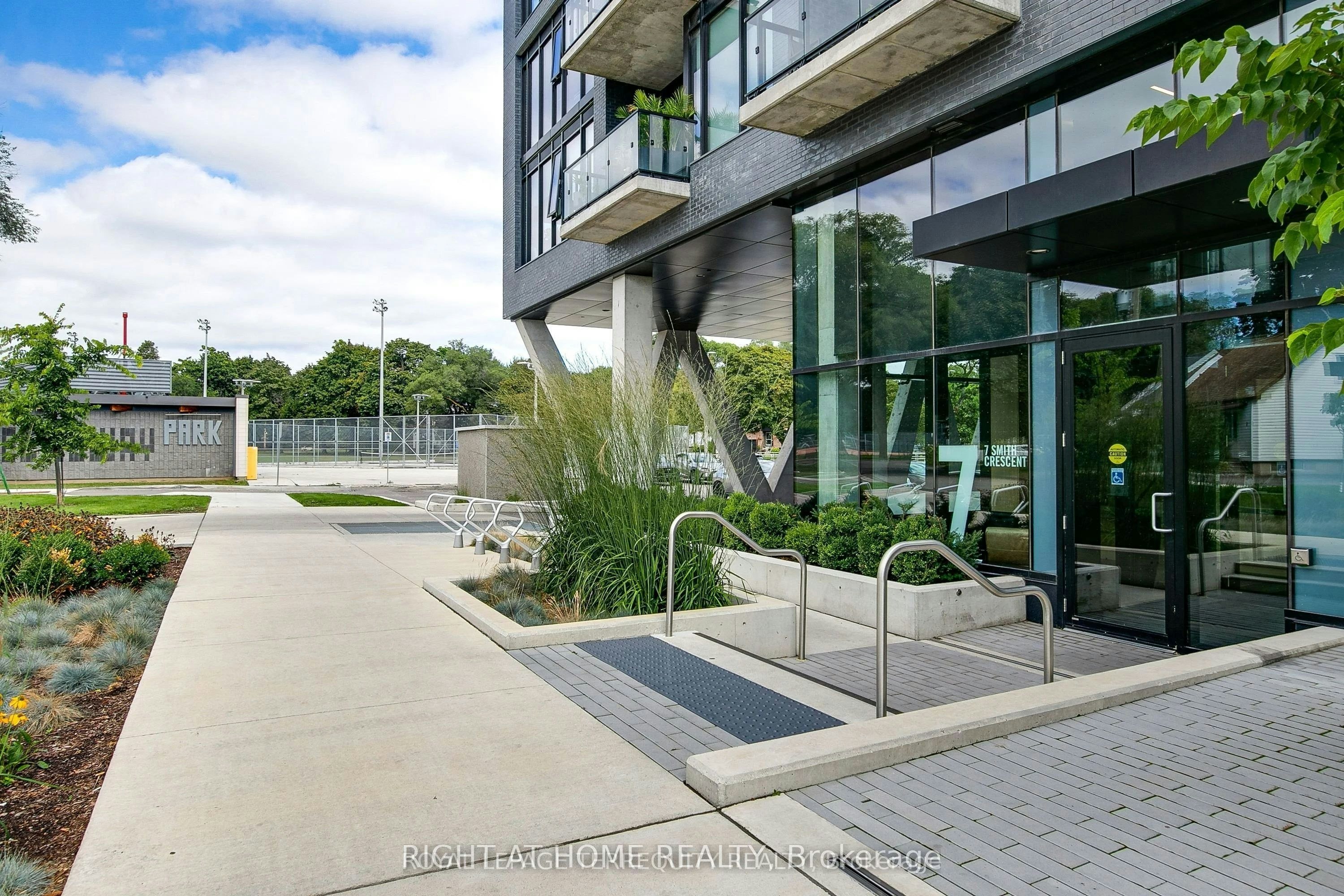 817-7 Smith Crescent, Toronto, ON, M8Z 0G3