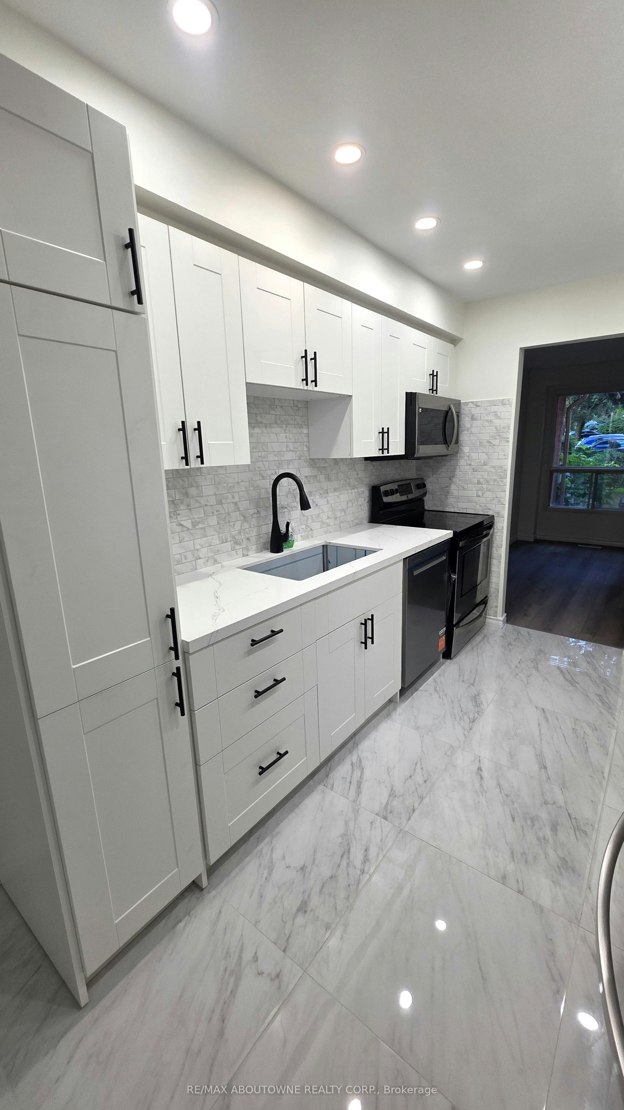 1329 Montclair Drive, Oakville, ON, L6H 1Z3 - 5