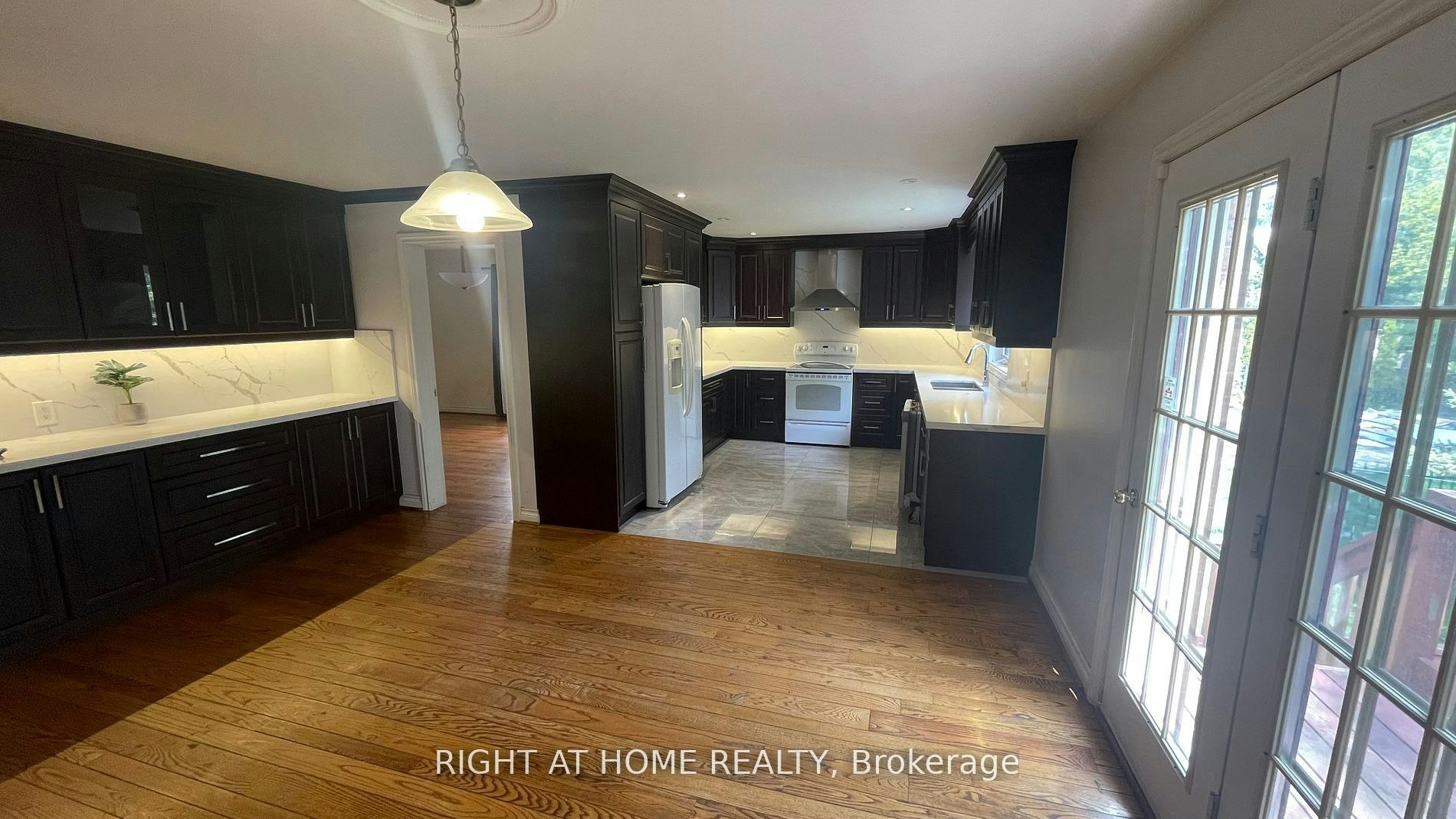 15 Agar Crescent, Toronto, ON, M9B 5A4 - 5