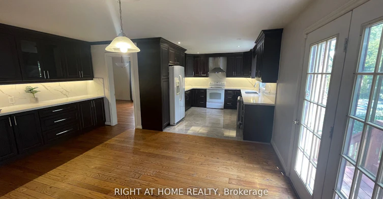 15 Agar Crescent, Toronto, ON, M9B 5A4 - 5