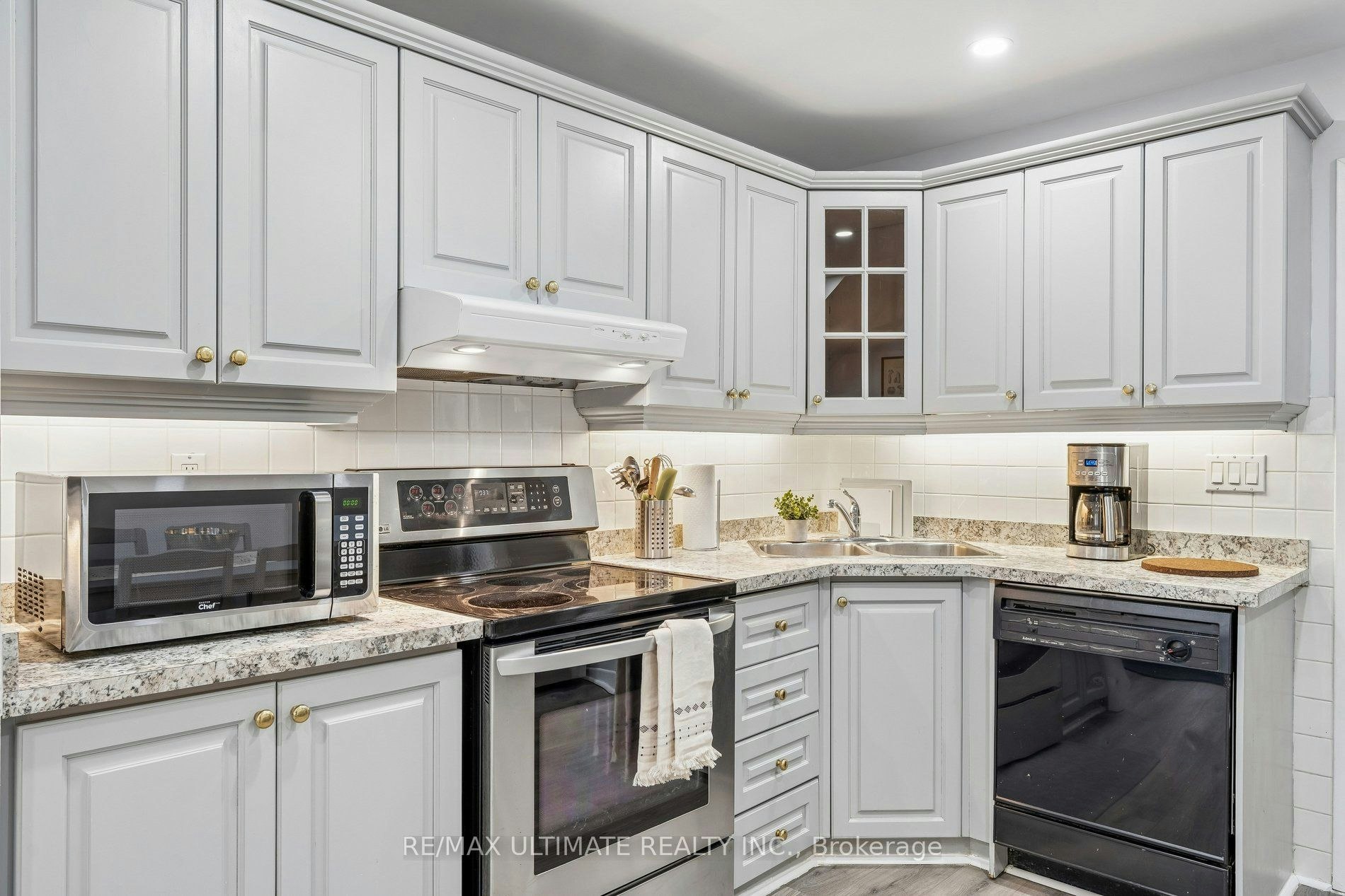 1-213 Close Avenue, Toronto, ON, M6K 2V6 - 8