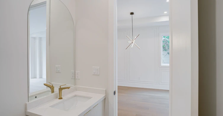 37 Wesley Avenue, Mississauga, ON, L5H 2M6 - 9