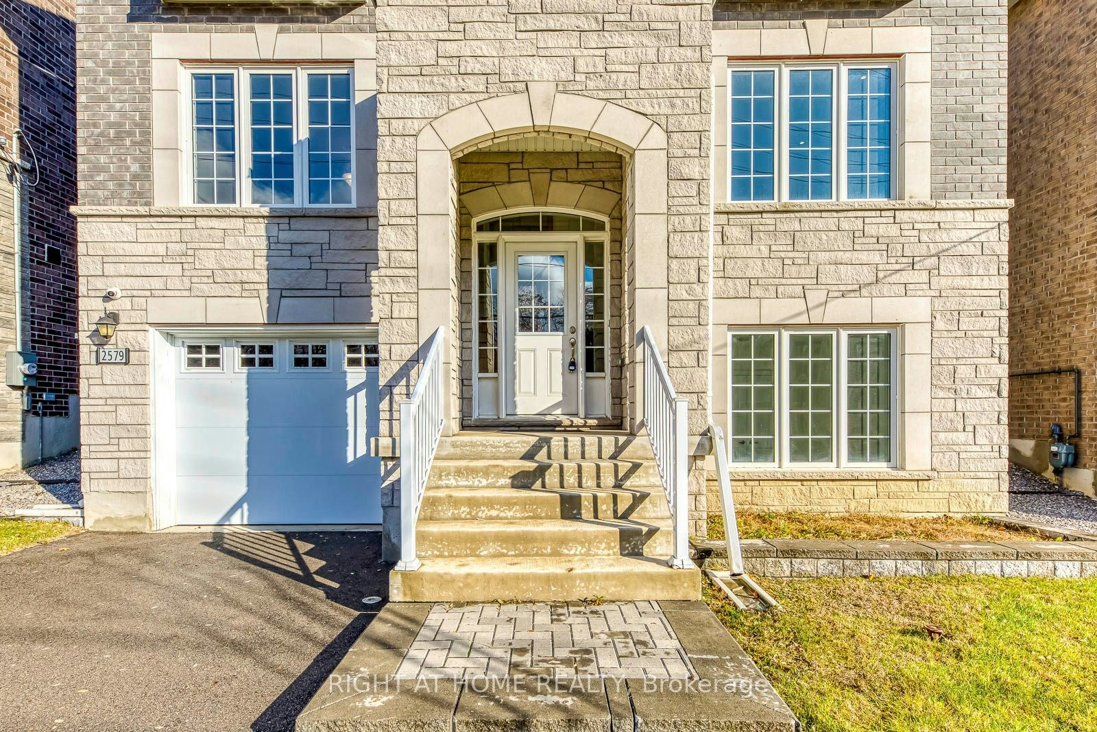 2579 Islington Avenue, Toronto, ON, M9V 4A2 - 4