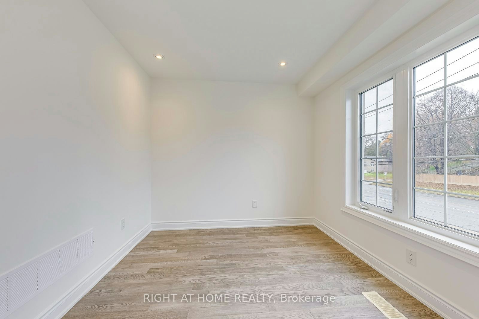 2579 Islington Avenue, Toronto, ON, M9V 4A2 - 19