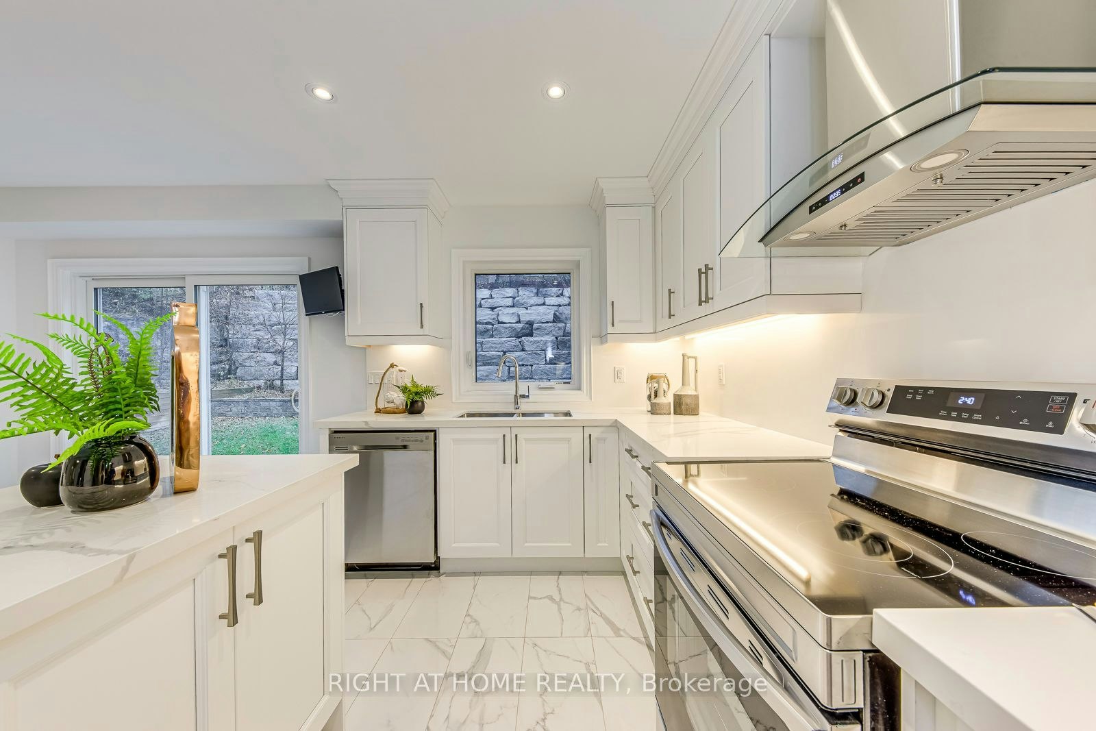 2575 Islington Avenue, Toronto, ON, M9V 4A2 - 16