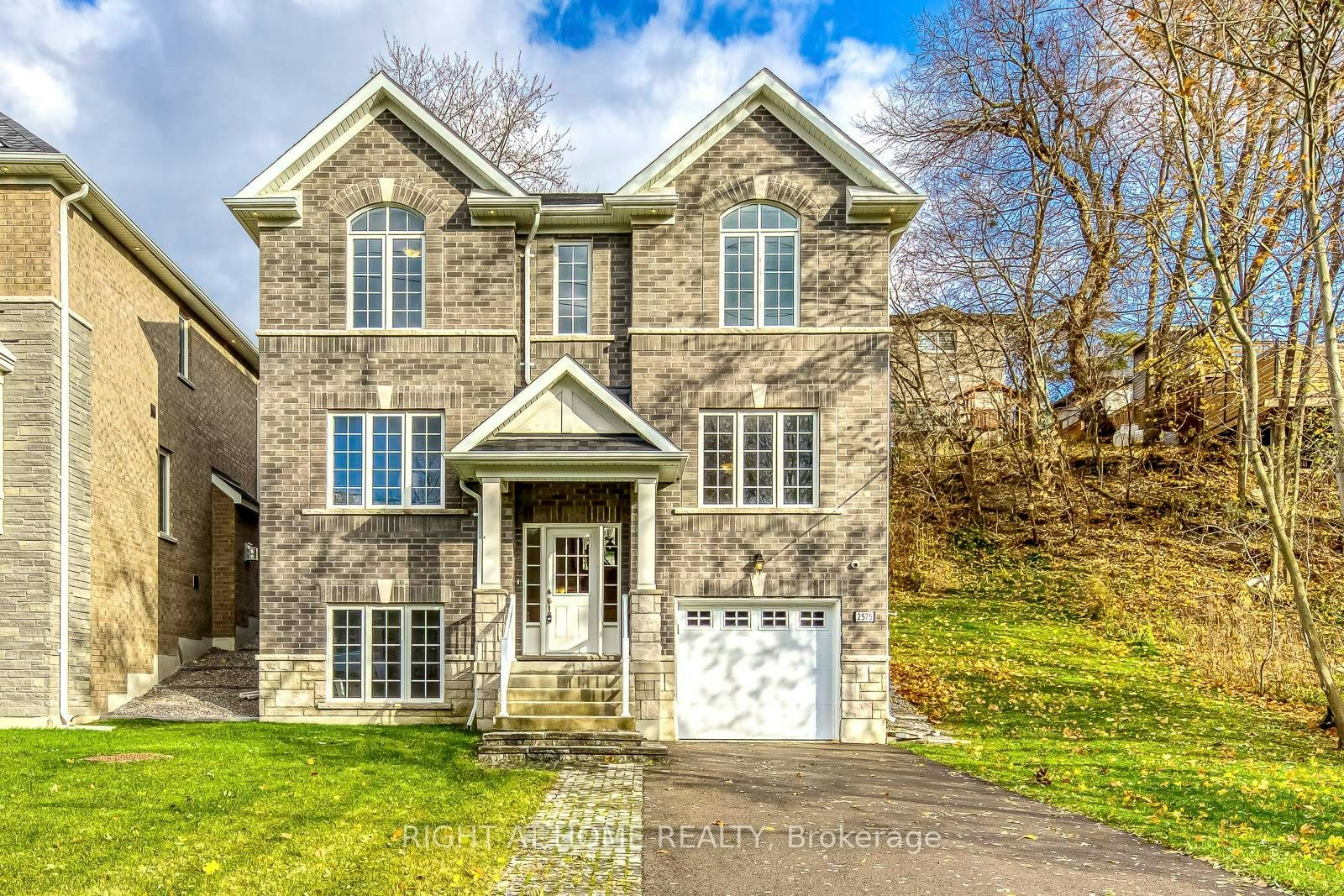 2575 Islington Avenue, Toronto, ON, M9V 4A2 - 2