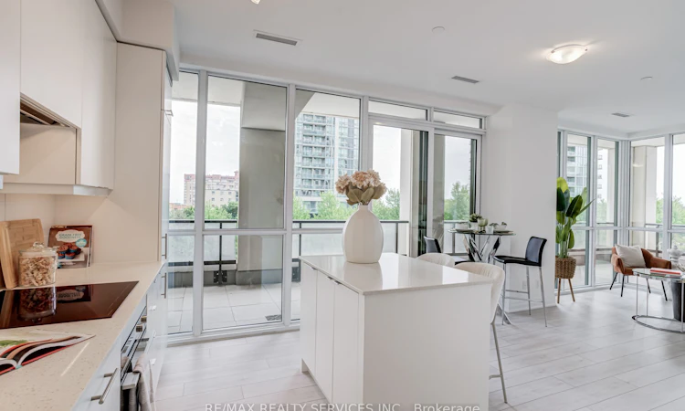 308-30 Elm Drive W