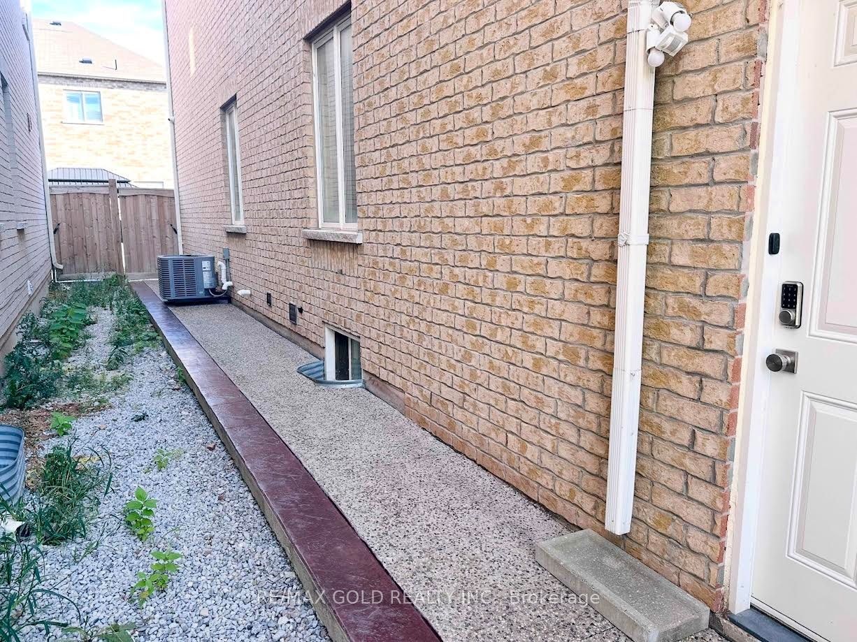 1-298 Etheridge Avenue, Milton, ON, L9E 1H7 - 5