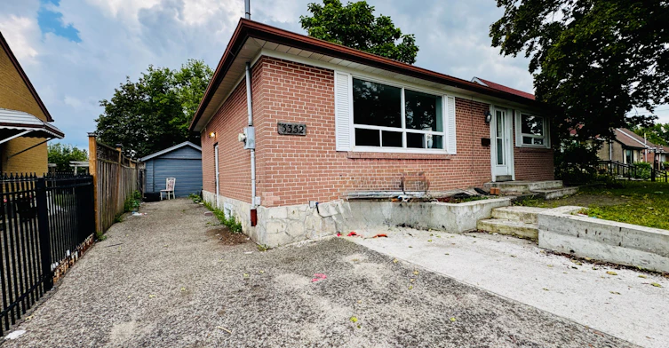3352 Etude Drive, Mississauga, ON, L4T 1T3 - 3