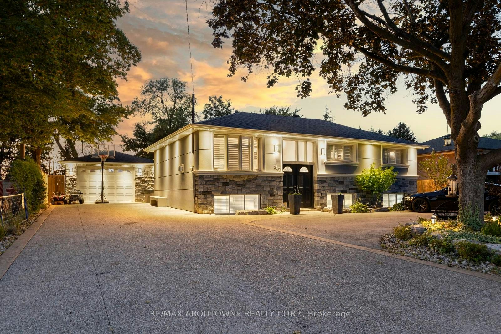 547 Pinegrove Road, Oakville, ON, L6K 2C2