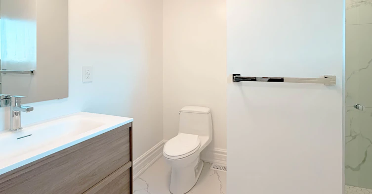 Upper-83 Burr Avenue, Toronto, ON, M6L 1V3 - 4