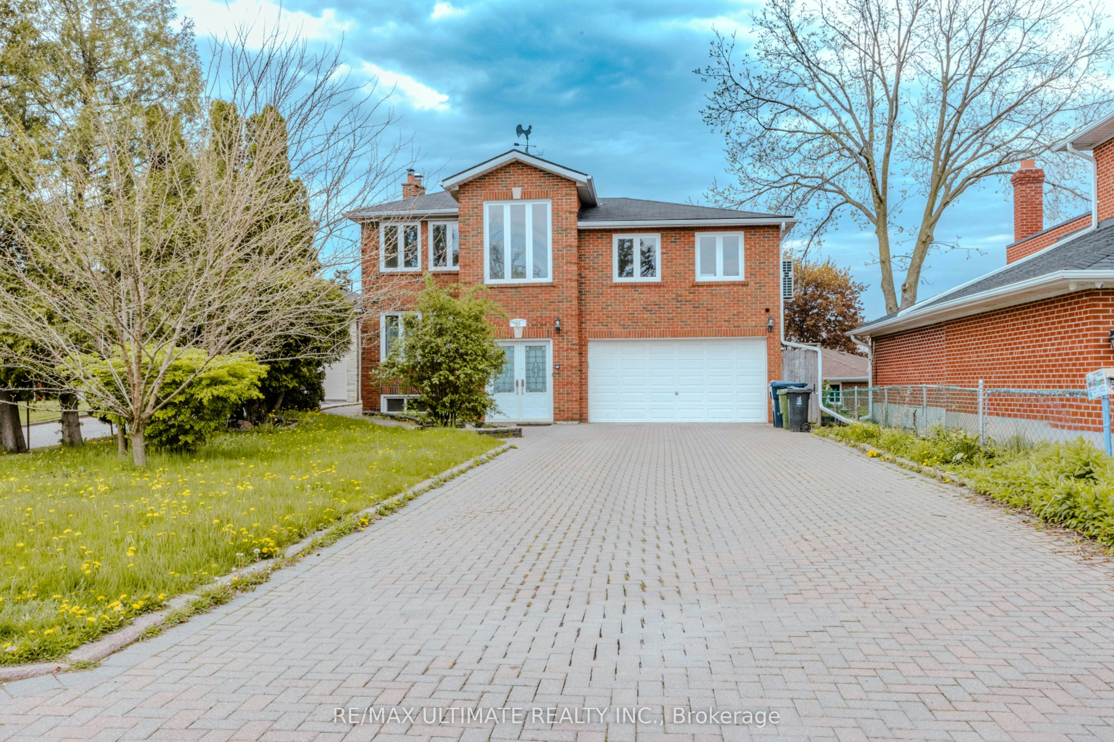 Upper-83 Burr Avenue, Toronto, ON, M6L 1V3