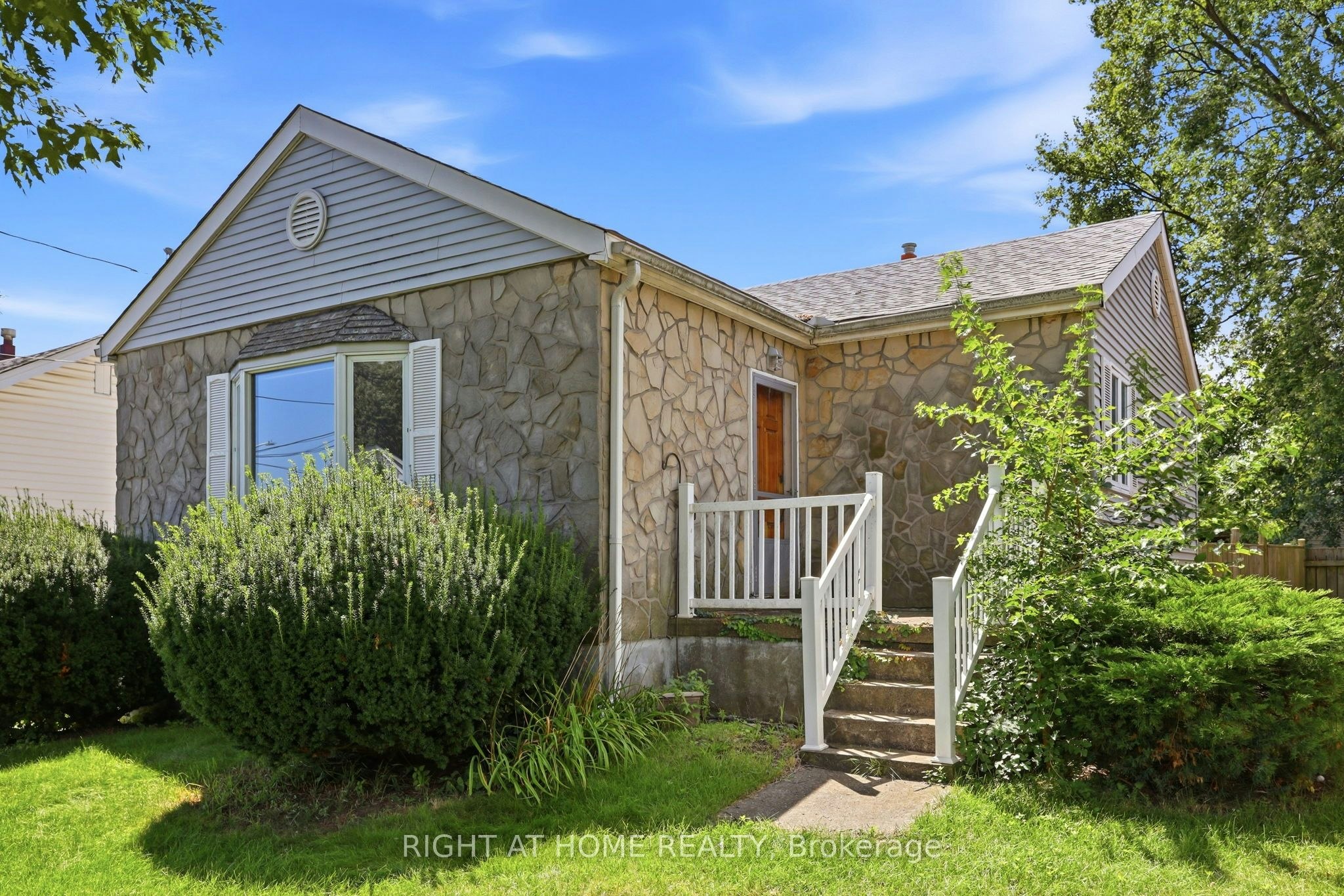 1290 Strathy Avenue, Mississauga, ON, L5E 2K8