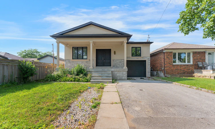 32 Bradfield Avenue W