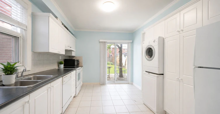 1-107 Runnymede Road, Toronto, ON, M6S 2Y4