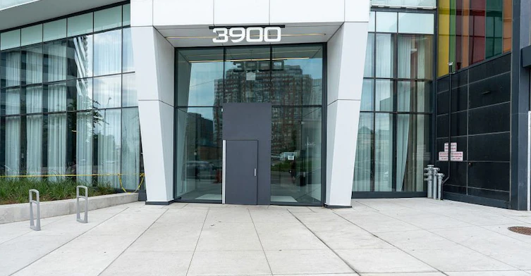 5701-3900 Confederation Parkway, Mississauga, ON, L5B 0M3 - 2