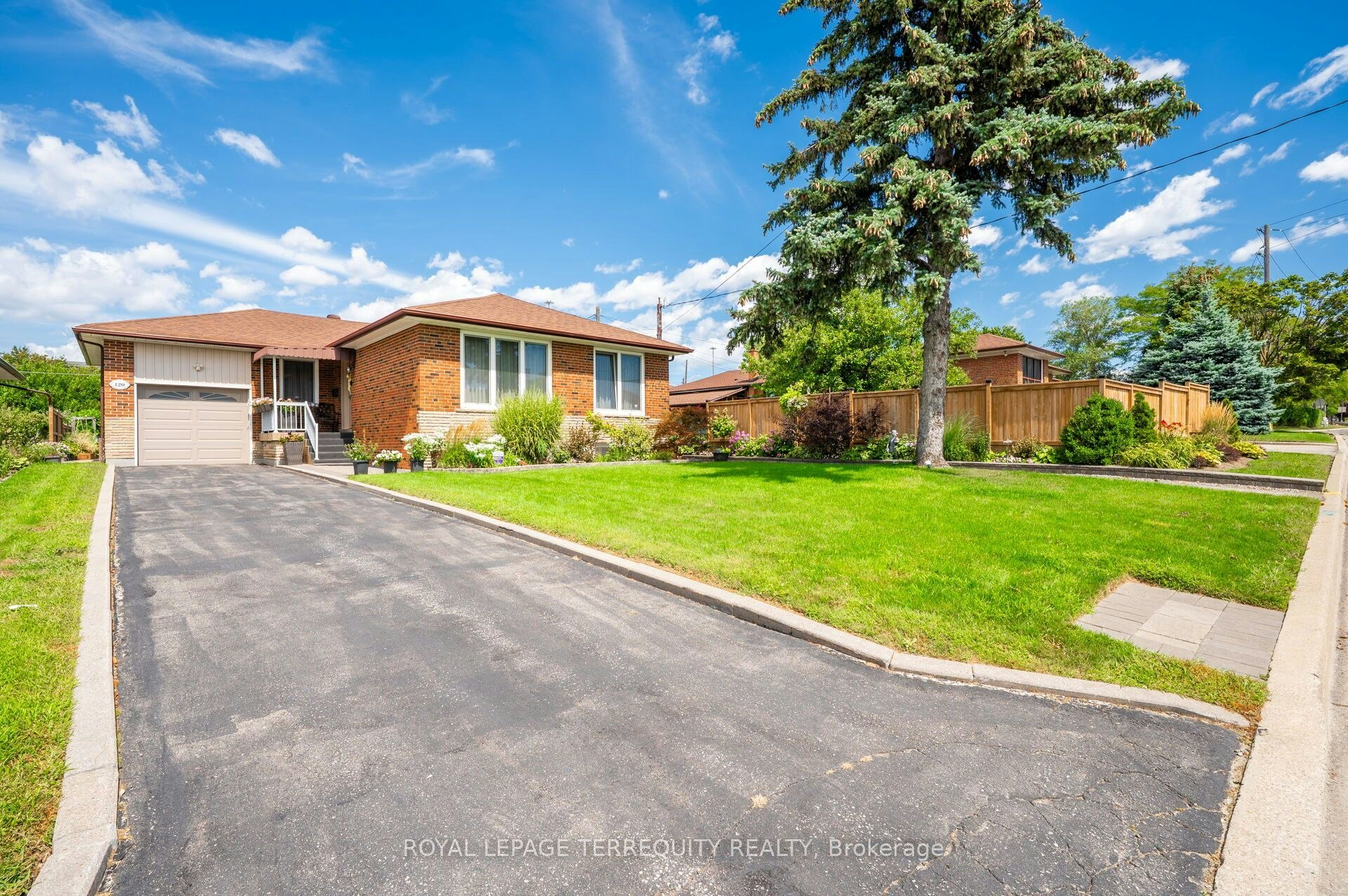 120 Falstaff Avenue, Toronto, ON, M6L 2E4