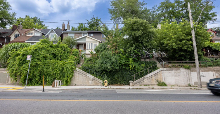 Upper-1366 Davenport Road, Toronto, ON, M6H 2G9