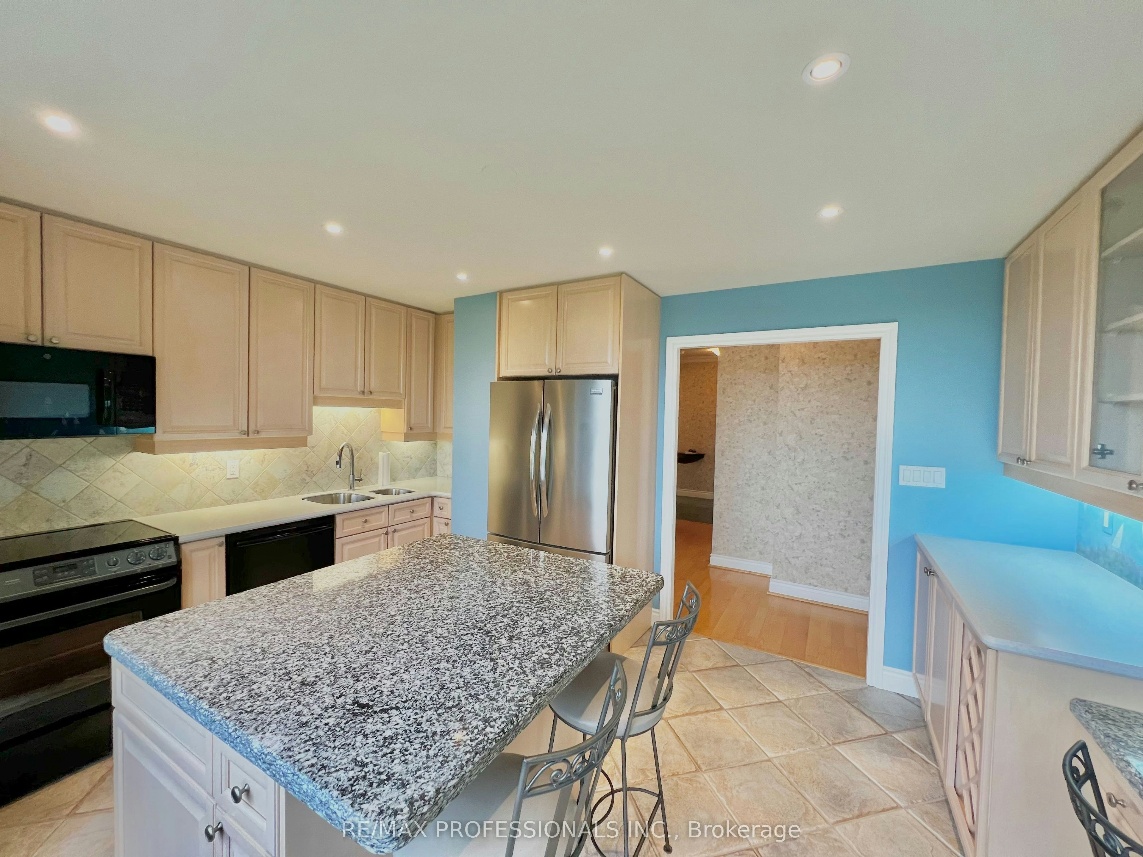 907-2 Aberfoyle Crescent, Toronto, ON, M8X 2Z8 - 7