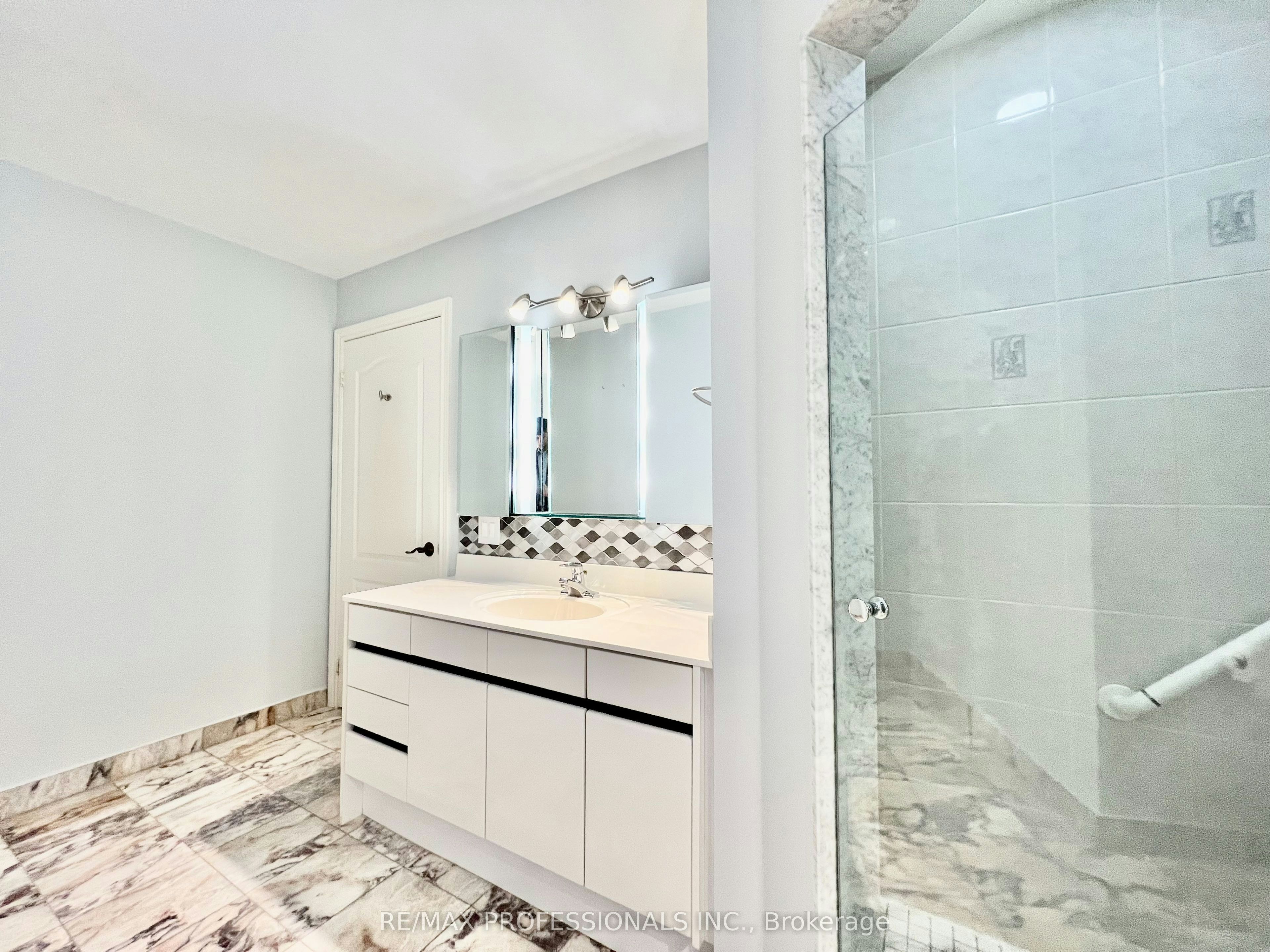 907-2 Aberfoyle Crescent, Toronto, ON, M8X 2Z8 - 15