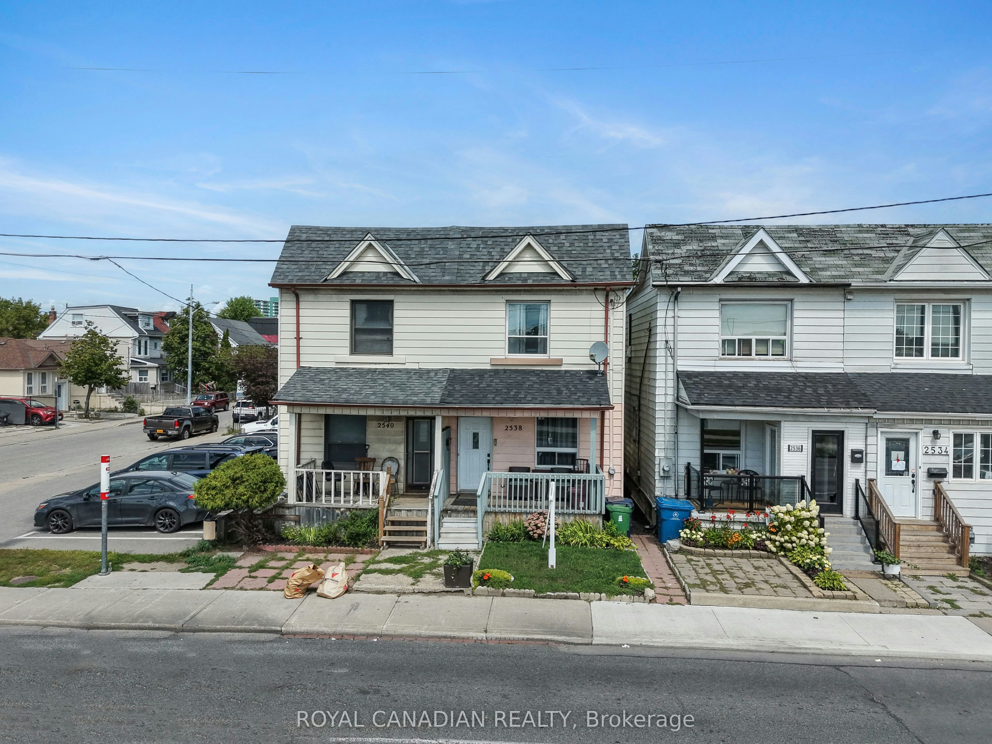 2538 St Clair Avenue W, Toronto, ON, M6N 1L6