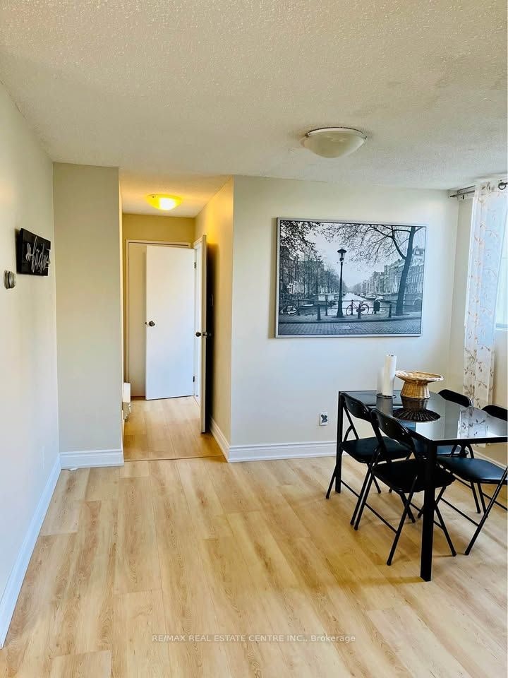 501-3700 Kaneff Crescent, Mississauga, ON, L5A 4B8 - 2