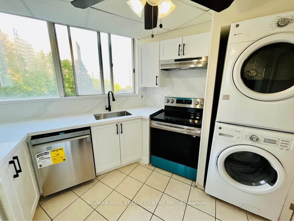 501-3700 Kaneff Crescent, Mississauga, ON, L5A 4B8 - 4