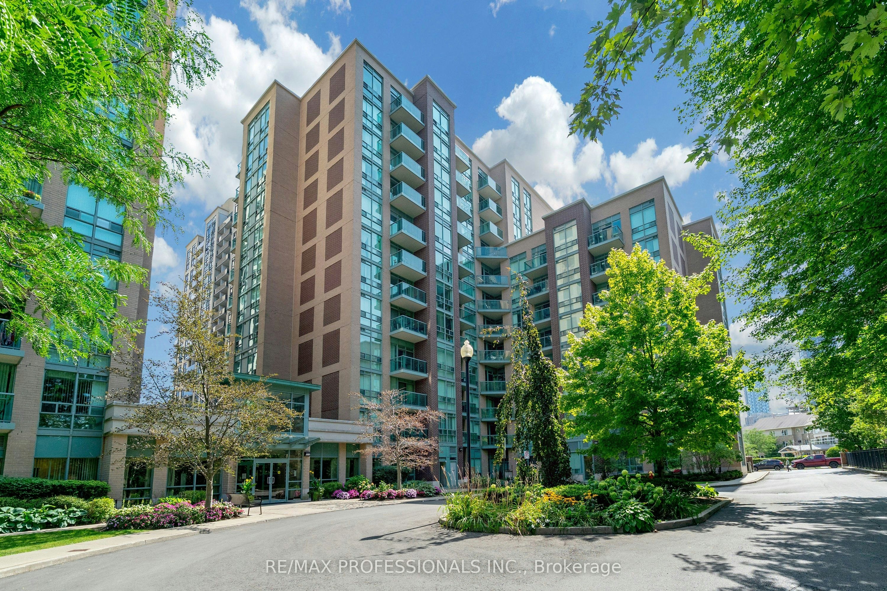 402-9 Michael Power Place, Toronto, ON, M9A 0A5