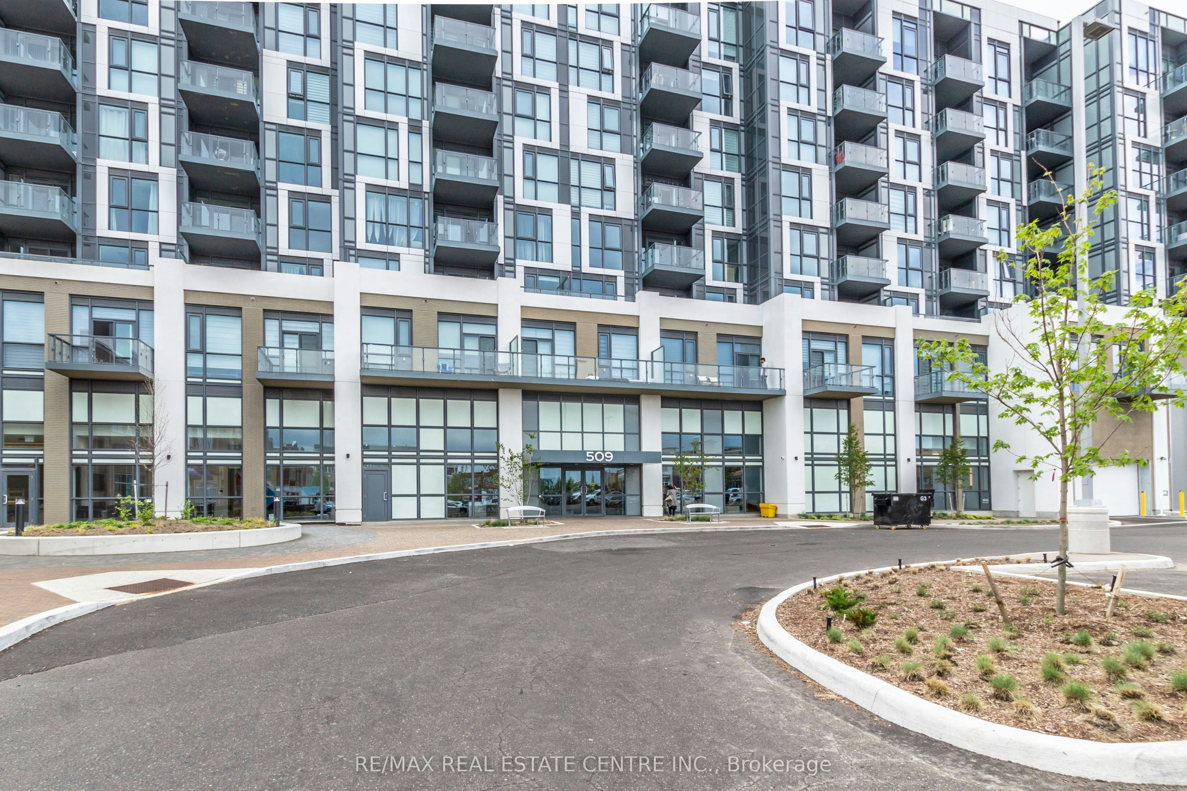 401-509 Dundas Street W, Oakville, ON, L6M 5P4 - 2
