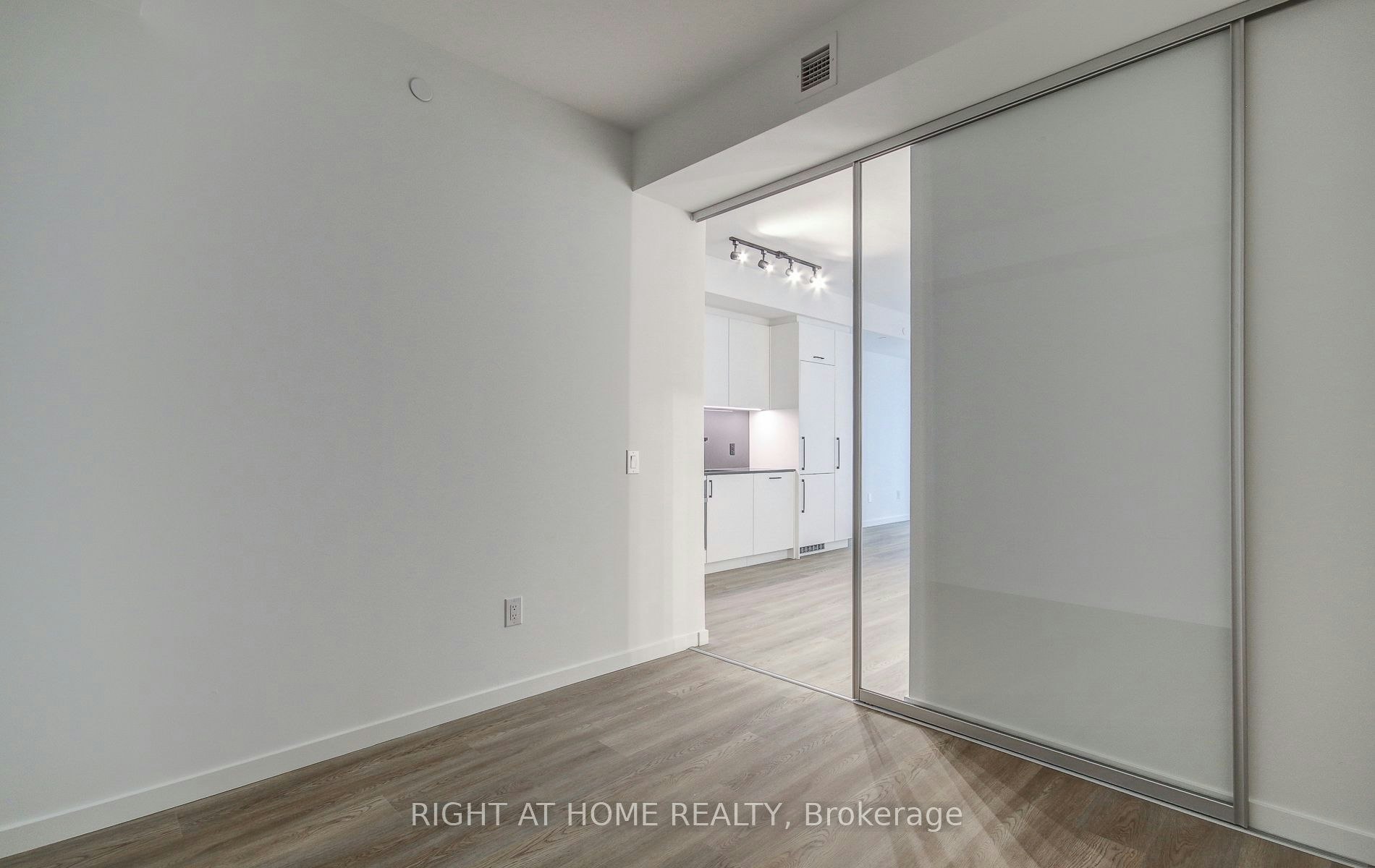 504-689 The Queensway N/A, Toronto, ON, M8Y 0C8 - 11