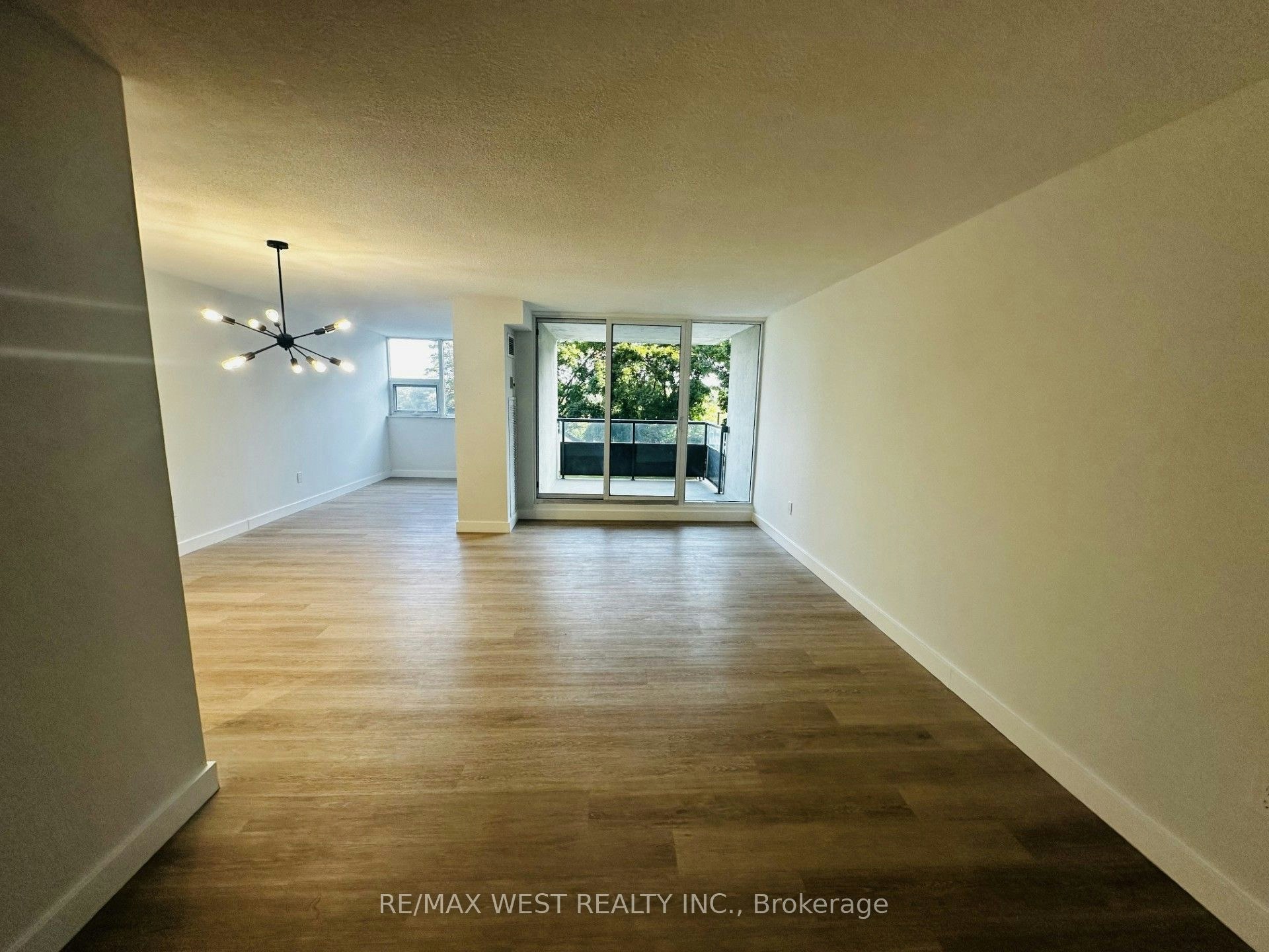 211-75 Emmett Avenue, Toronto, ON, M6M 5A7 - 2