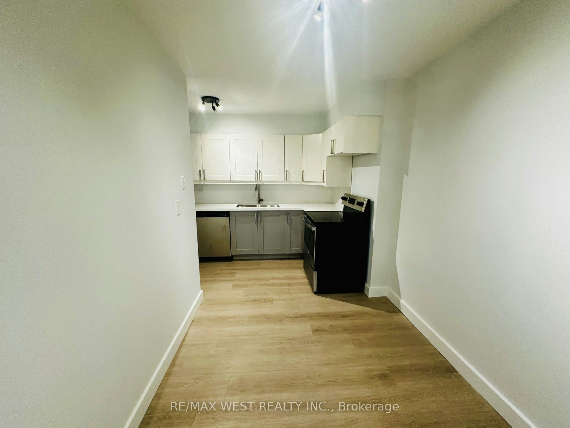 211-75 Emmett Avenue, Toronto, ON, M6M 5A7 - 9