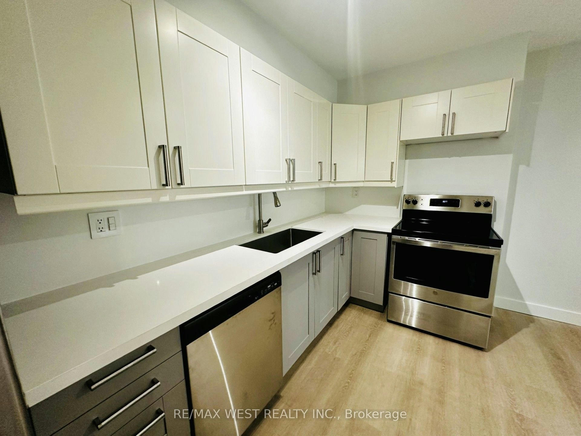 211-75 Emmett Avenue, Toronto, ON, M6M 5A7 - 7